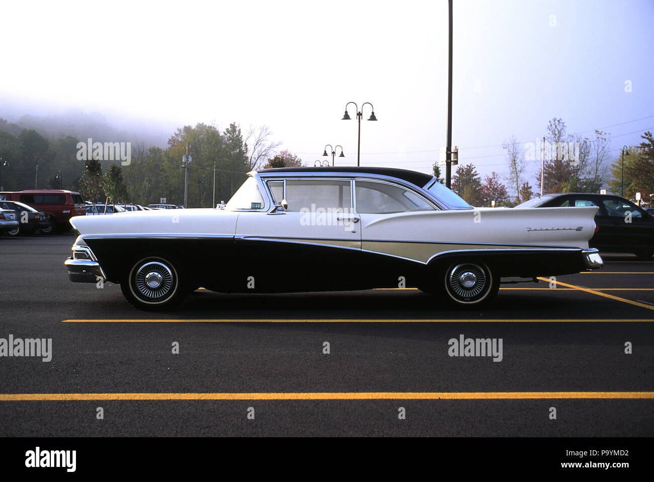 AJAXNETPHOTO . NEW Milford, CT, Stati Uniti d'America. - Classico FORD SEDAN - BERLINA - 1958 Ford Fairlane 500, chiamato con il nome di residenza di Henry Ford, nel parcheggio. Foto:JONATHAN EASTLAND/AJAX. REF:001110 72 Foto Stock