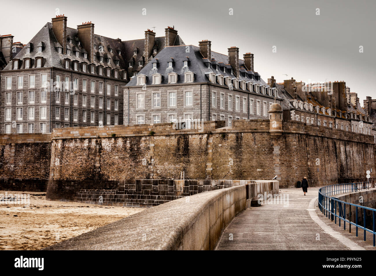 La città vecchia e i bastioni di Saint-Malo in luce piatta. Foto Stock