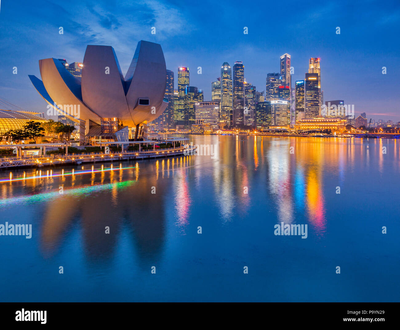 Lo skyline di Singapore e ArtScience Museum al crepuscolo. Foto Stock