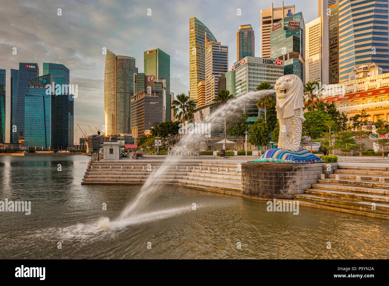 Lo skyline di Singapore con il Merlion, uno Fullerton e il quartiere finanziario. Foto Stock