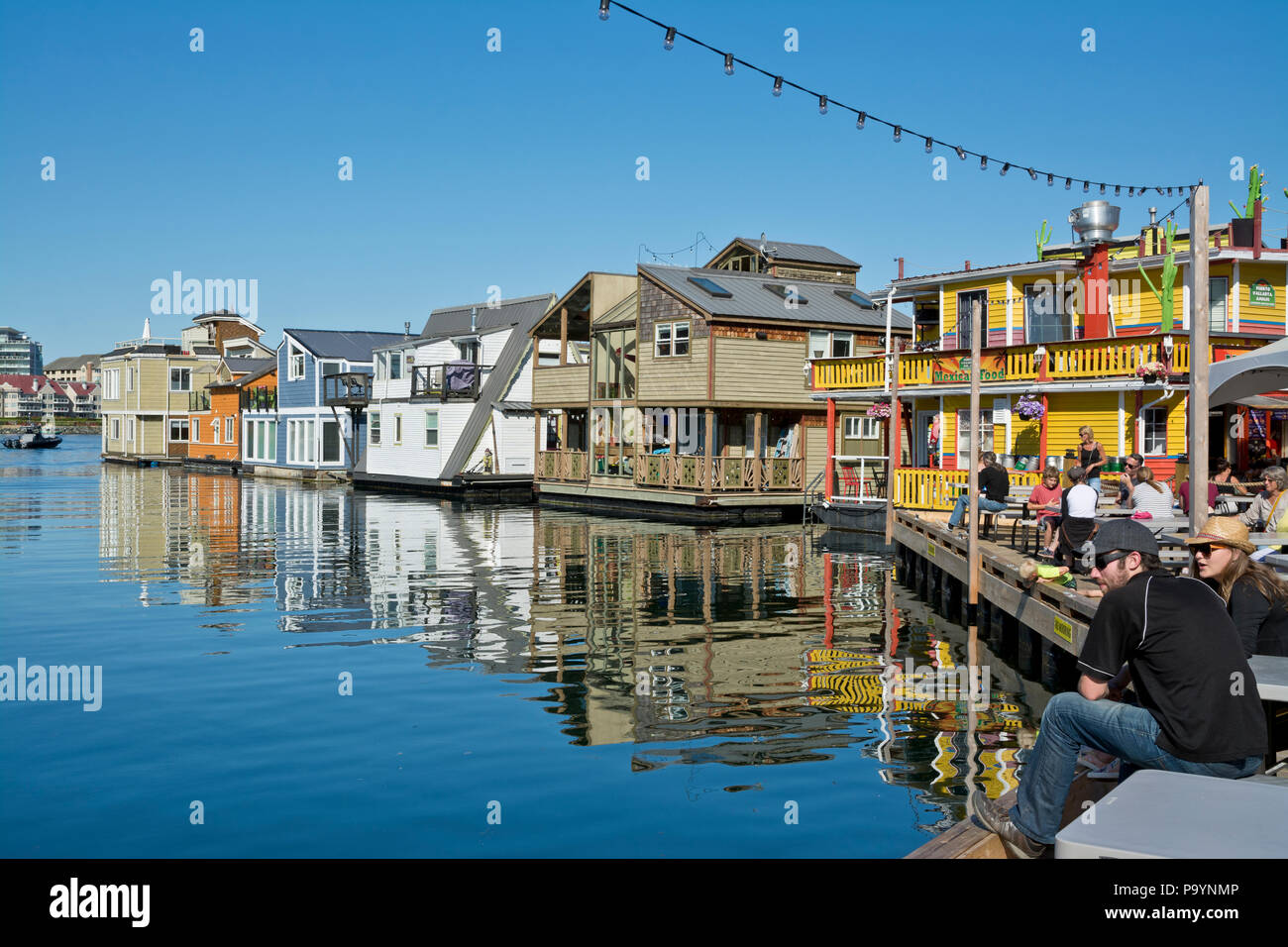 Fisherman Wharf in Victoria, British Columbia, Canada. Colorate case di flottazione e Ristorante Al Pontile del Pescatore in Victoria, BC. Foto Stock