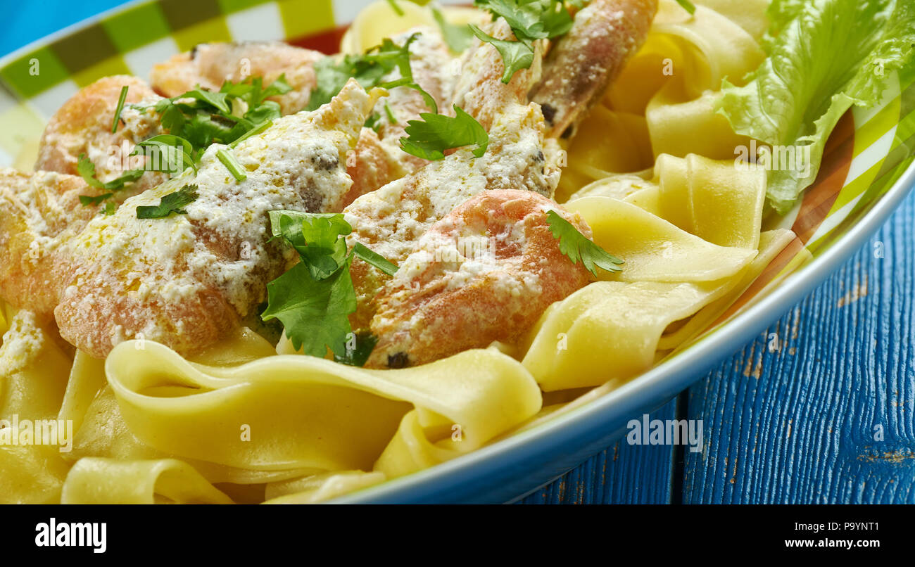 Croccanti Gamberi Cajun Fettuccine con un super facile salsa cremosa Foto Stock