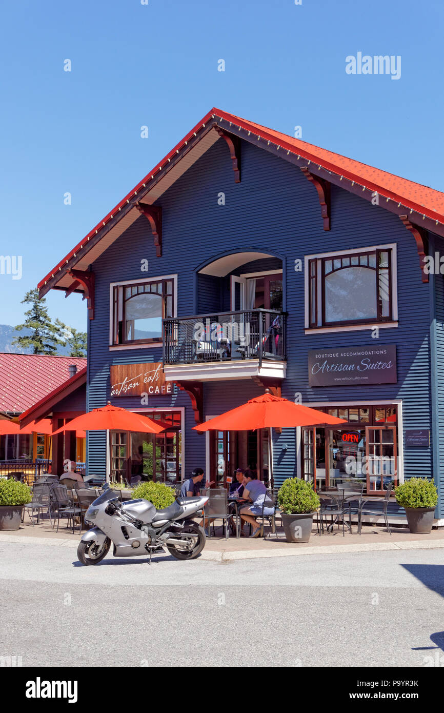 La gente seduta fuori l'Artigiano mangia cafe e artigiano Suites hotel in Piazza artigianale sull isola di Bowen vicino a Vancouver, British Columbia, Canada Foto Stock