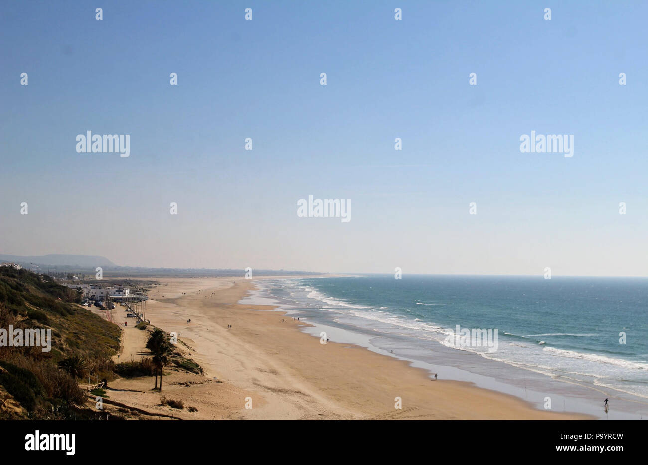 Conil De la Frontera Spagna, la spiaggia di Conil De la Frontera sulla costa atlantica nel sud della Spagna. La zona è conosciuta per le sue insenature e la spiaggia sabbiosa Foto Stock