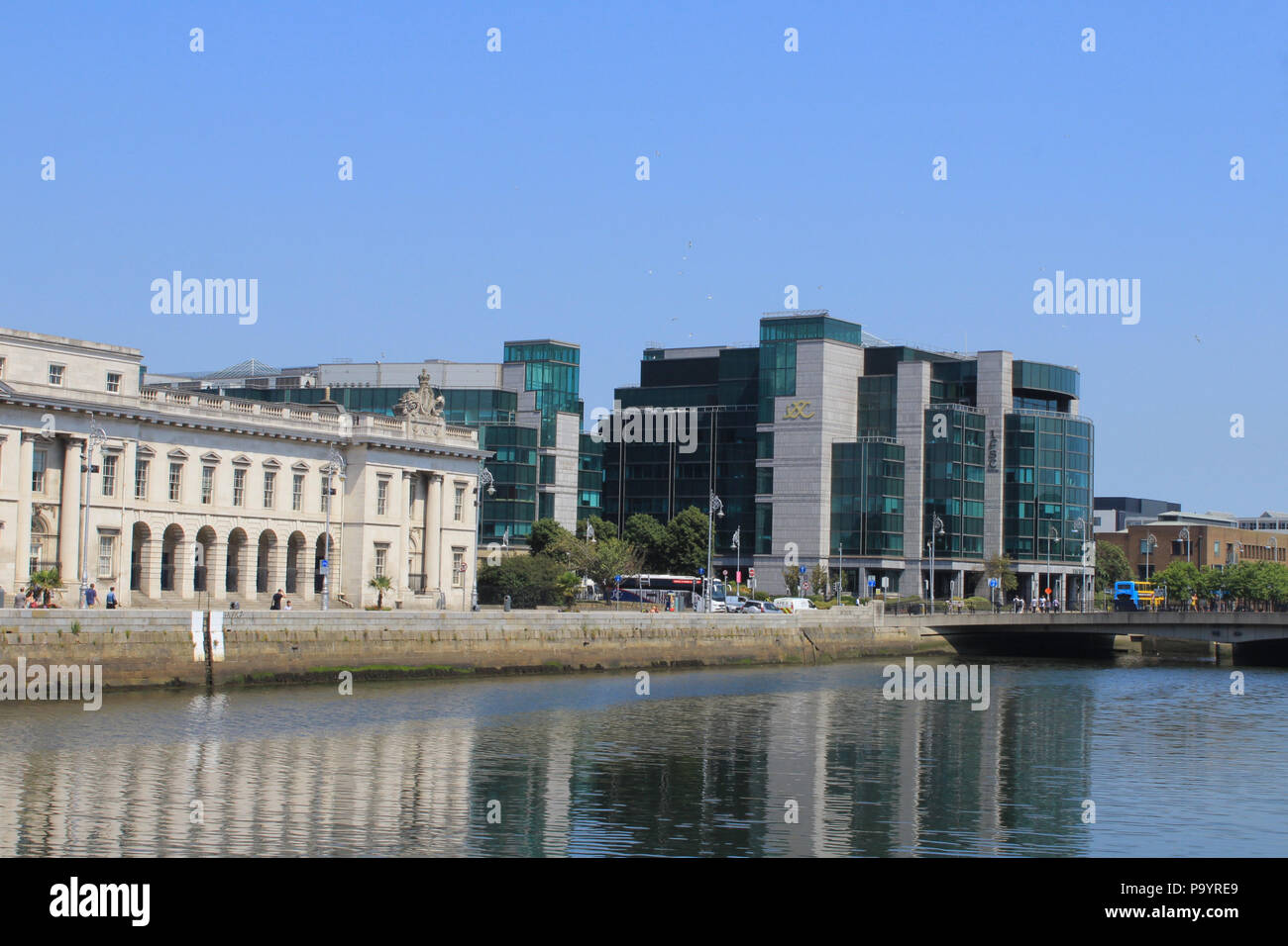 Dublins, Custom House fiancheggiata da edifici del centro servizi finanziari internazionali e l'AIB Trade Center. Foto Stock