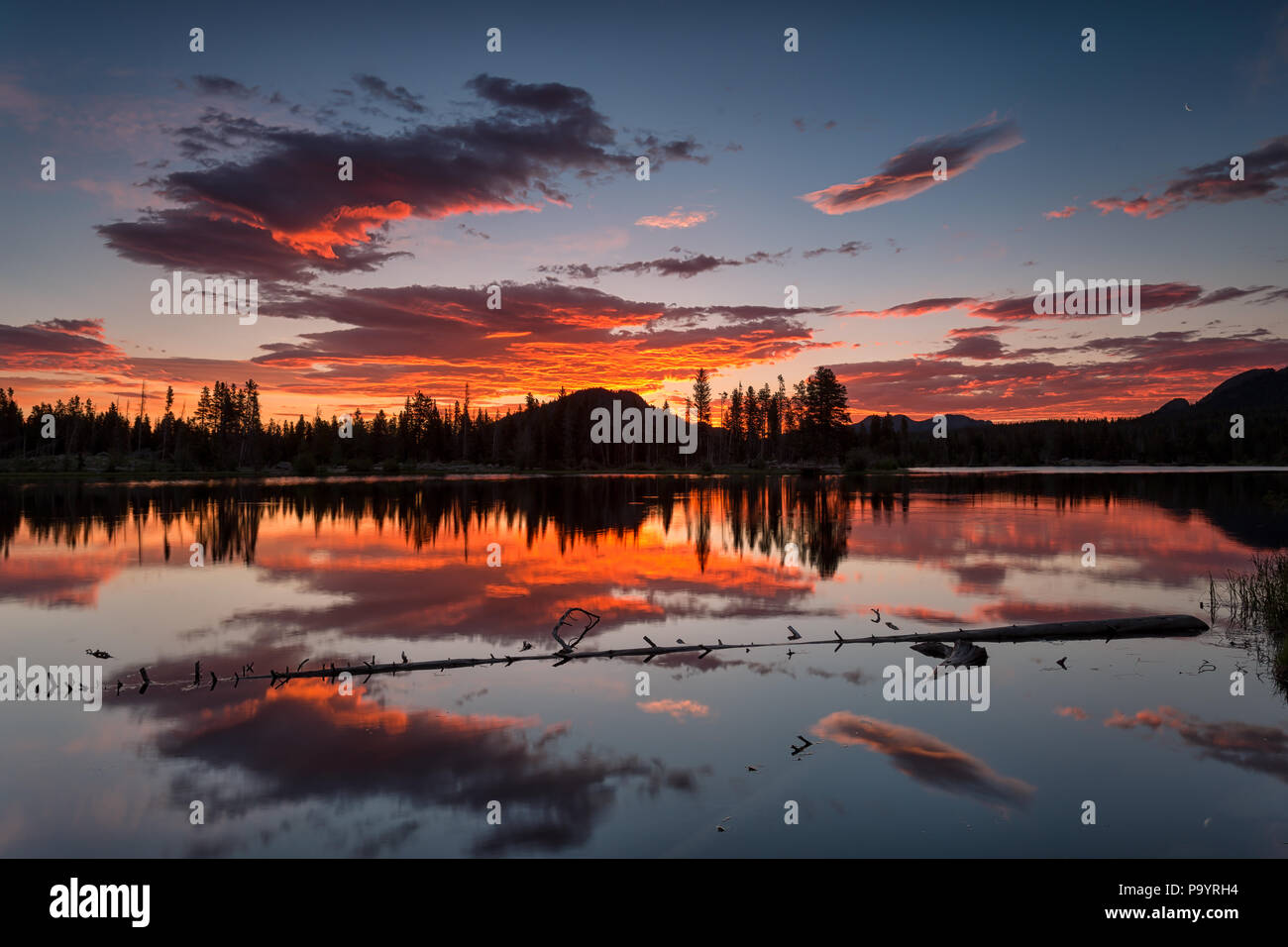 La masterizzazione di cielo sopra il lago Sprague di sunrise Foto Stock