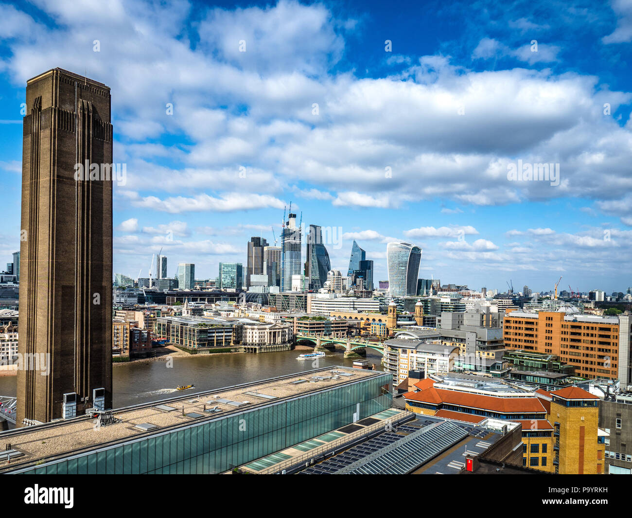 City of London Skyline dalla galleria di visualizzazione della Galleria d'arte Tate Modern a Londra il Southbank Foto Stock