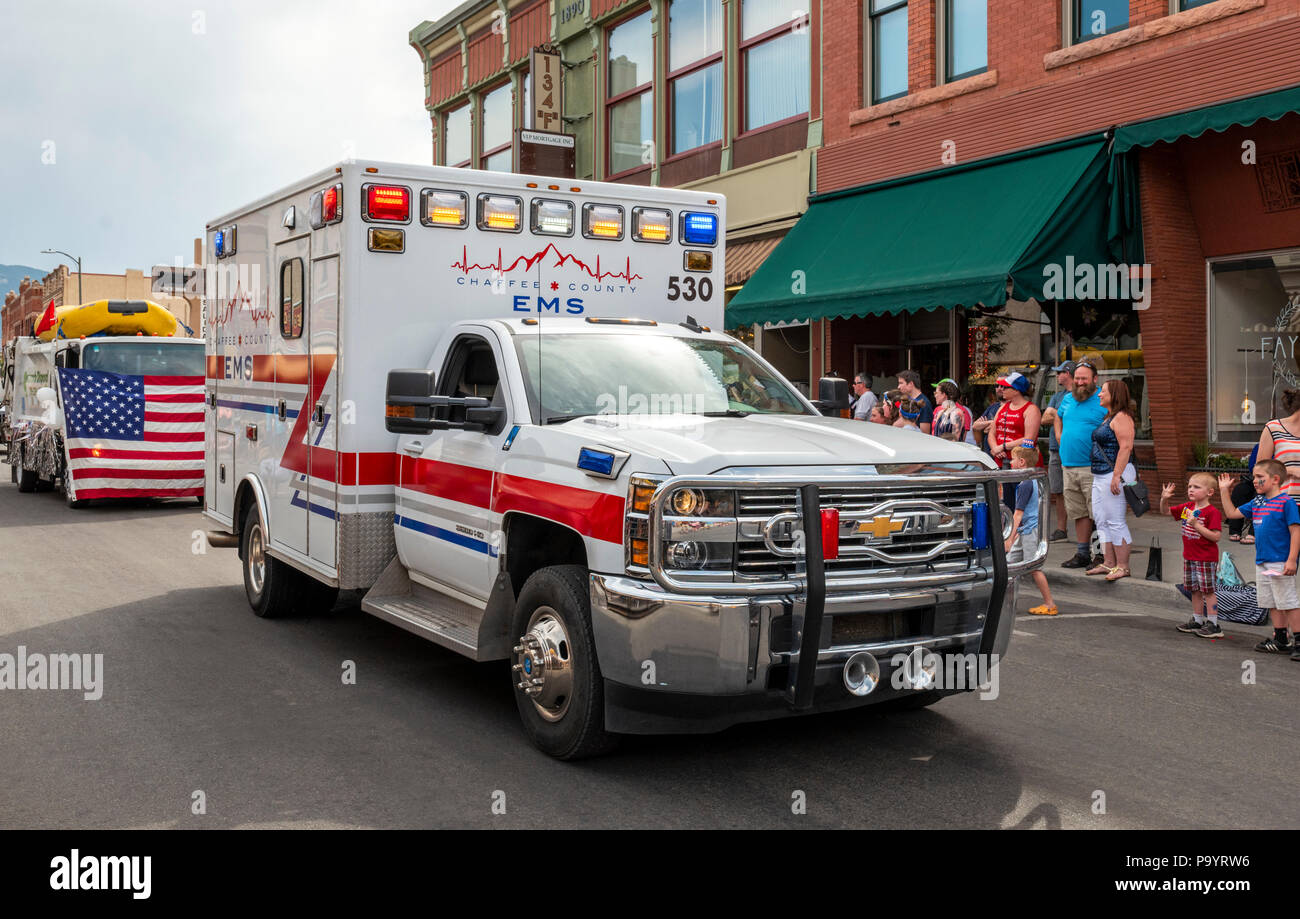 Il servizio medico di emergenza ambulanza; quarto annuale di luglio sfilata in Colorado piccolo paese di montagna di Salida. Foto Stock