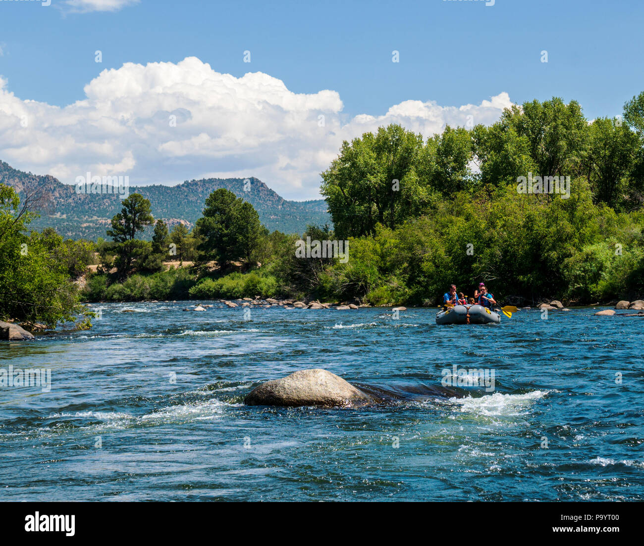 Rafting il fiume Arkansas, che corre corre attraverso il quartiere del centro storico del piccolo paese di montagna di salida, Colorado, STATI UNITI D'AMERICA Foto Stock