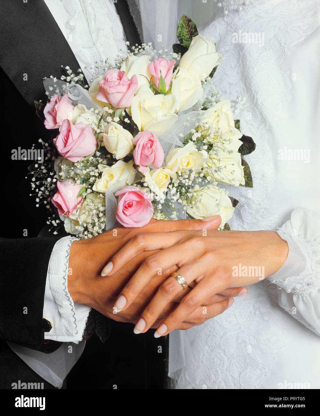 Anni Settanta LE MANI DI UN etnica sposa e lo sposo con bouquet di fiori anello nuziale - KB8749 HAR001 HARS CONIUGE MARITI SPAZIO COPIA LADIES matrimonio persone maschi afro-americani afro-americani e Nozze Nuziale BLACK ETNIA LATINA sposando il collegamento concettuale vita ancora close-up rito di passaggio WED SPOSARSI MATRIMONIO MID-adulto metà uomo adulto a metà donna adulta convivere mogli giovane uomo adulto giovane donna adulta HAR001 etnia ispanica in vecchio stile afro-americani Foto Stock