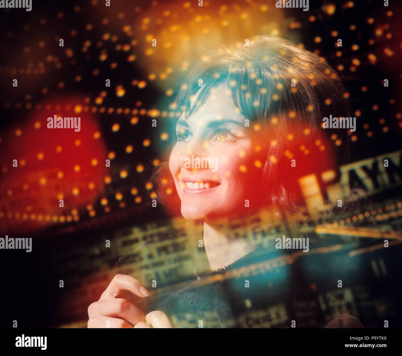 Anni Settanta composito del ritratto di sorridere STARRY EYED BRUNETTE e esposizioni multiple del rettangolo di selezione luci - kg5161 HAR001 HARS avventura cinema svago e divertimento composito esterno occupazioni sorrisi immaginazione concettuale gioiosa elegante Motion Picture Motion Pictures idee stellato cercando STAR-ha colpito il giovane donna adulta etnia caucasica HAR001 in vecchio stile Foto Stock