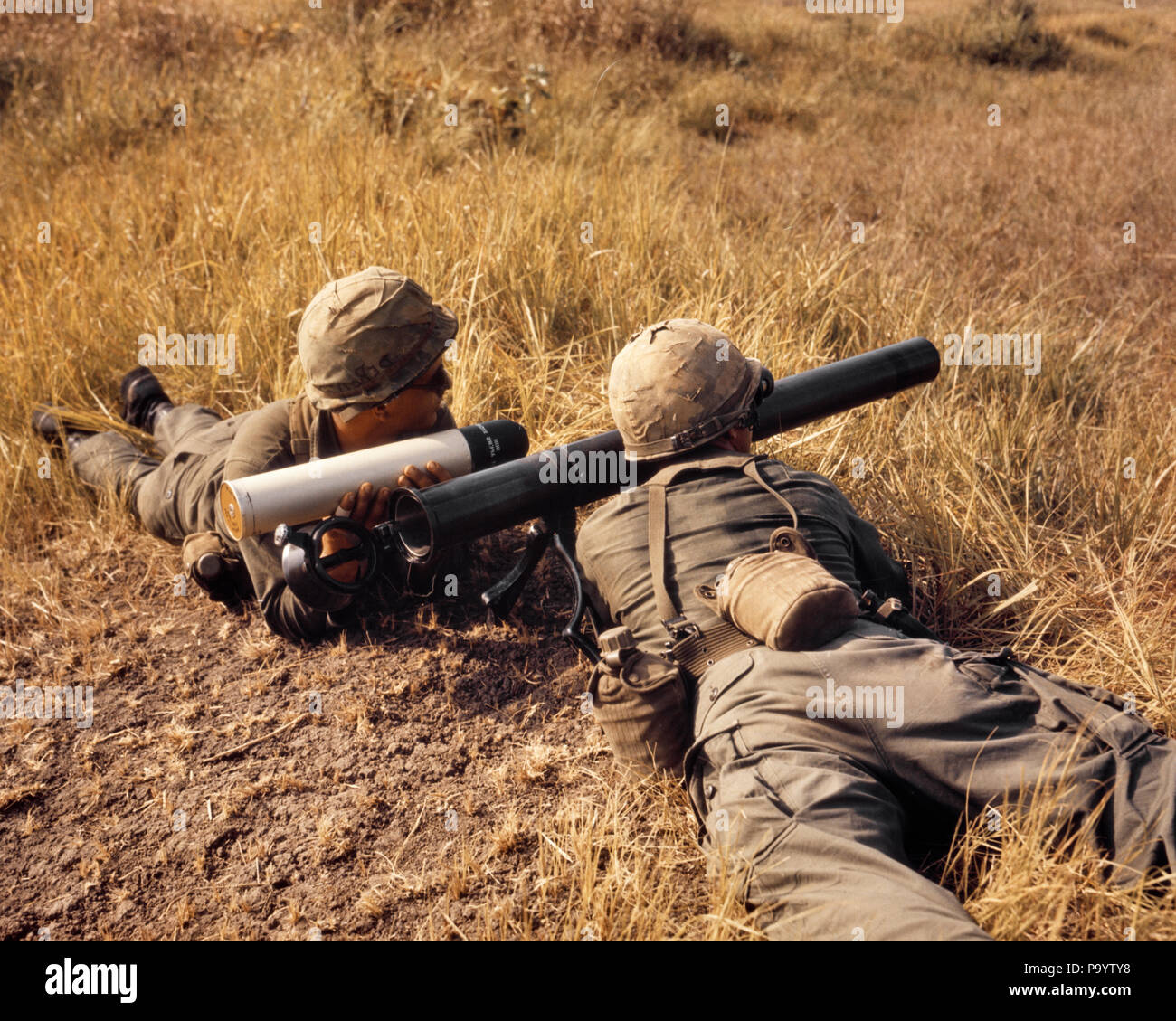 Anni sessanta due soldati americani in Vietnam il caricamento di una 90mm M-67 RECOILLESS RIFLE - km1402 HAR001 HARS vista posteriore contro la fanteria convivere VIET NAM HAR001 in vecchio stile Foto Stock