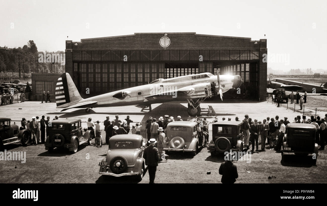 1930 BOEING XB-17 prototipo a hangar di Seattle si è schiantato nel 1935 ma è stata la progettazione per 1940s tempo di guerra Flying Fortress BOMBER - o6400 AUTO005 HARS GUERRA MONDIALE 2 B-17 FORTEZZA HANGAR 1935 IN BIANCO E NERO in vecchio stile SEATTLE Foto Stock