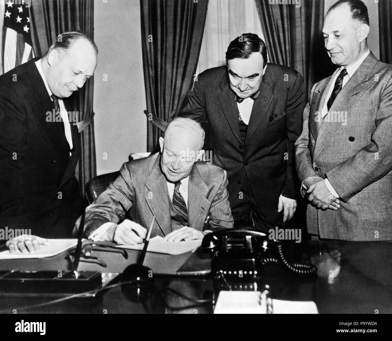 Anni Cinquanta il Presidente Dwight D. Eisenhower firma di un annuncio - Q73345 CPC001 HARS IN BIANCO E NERO di etnia caucasica in vecchio stile Foto Stock
