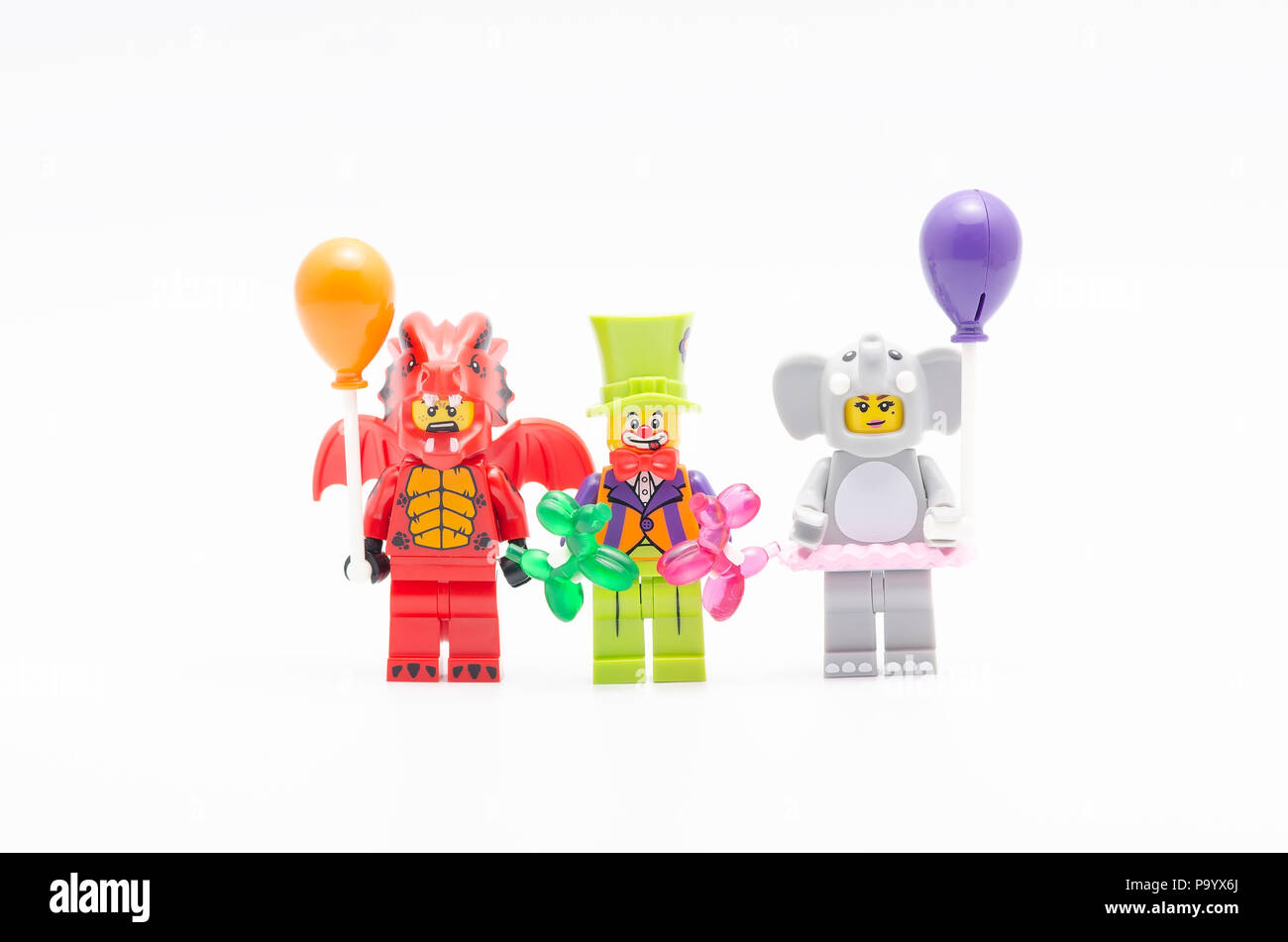 Lego dragon suit guy, party clown e tuta di elefante ragazza con
