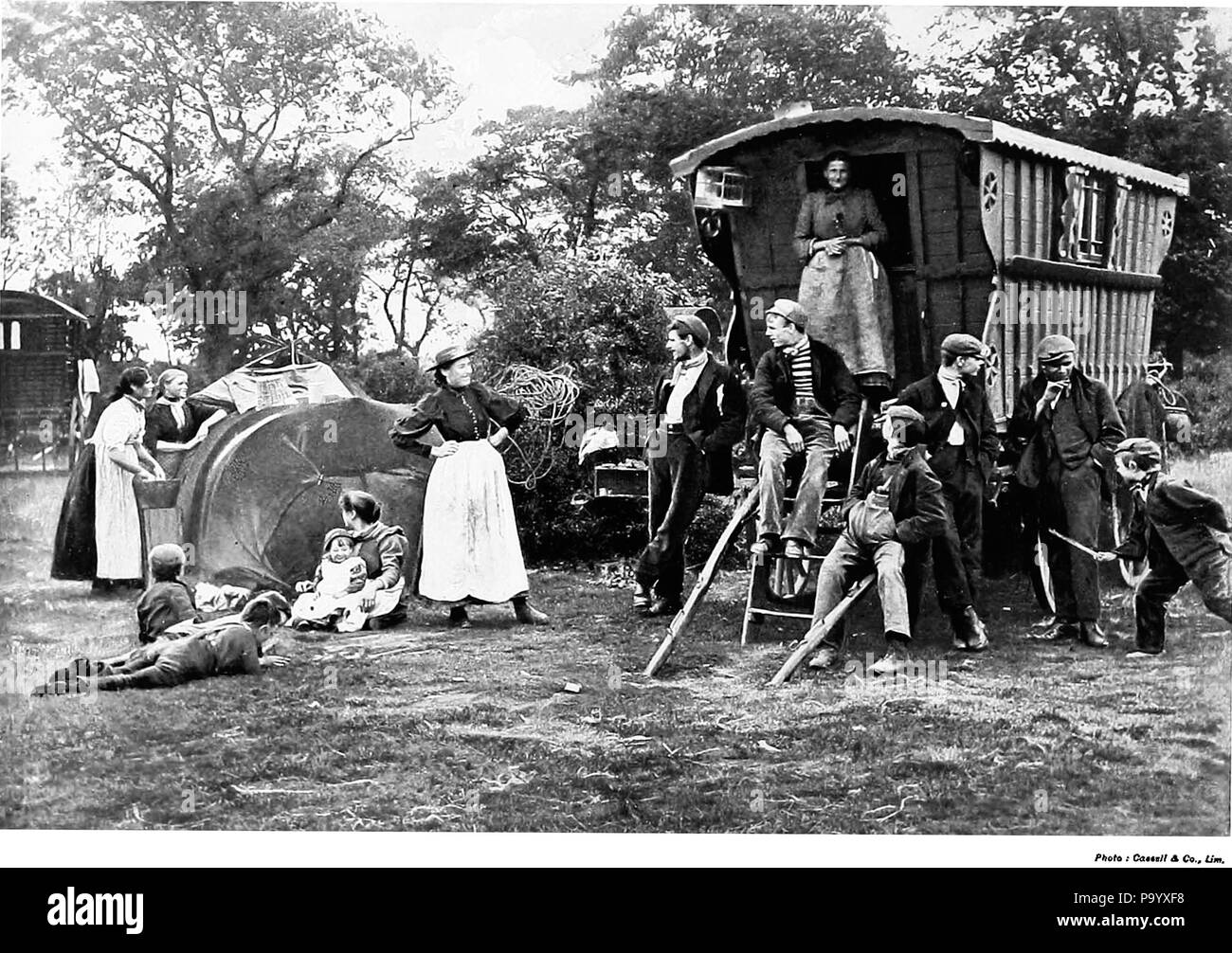 . 'Un accampamento gitano in Essex uno strano popolo di vivere ancora oltre e mantenere distanziati, gli zingari sono, in Inghilterra, come in altre parti d'Europa, una tribù erranti. Scuola-boards, autorità locali, tho infinite norme con le quali civiltà cerca di proteggere se stesso, hanno reso volte duro e difficile la vita degli zingari. Tuttavia, il TBE poco case su ruote e le strane tende semicircolare in cui i nomadi live sono ancora essere visto in molti una patch di terra aperta, soprattutto nel sud dell'Inghilterra. La vita è un sano ono e non è senza il suo lato romantico e deve essere admitt Foto Stock
