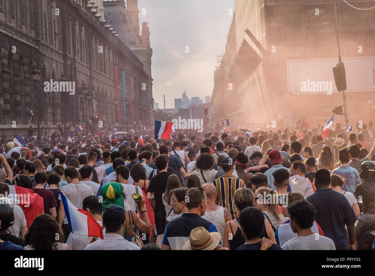 La folla in Rue de Rivoli a Parigi andando a Champs Elysees dopo il 2018 Coppa del mondo di gioco definitiva Foto Stock