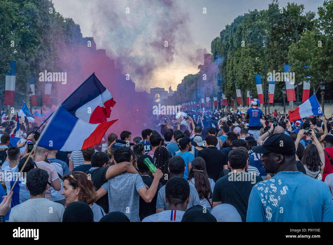 Felice folla celebra la vittoria sul viale degli Champs Elysees a Parigi dopo il 2018 World Cup Foto Stock