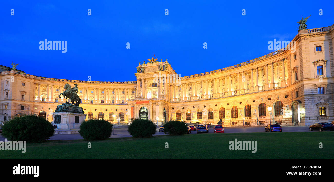 Il Palazzo Imperiale Hofburg di notte a Vienna, in Austria Foto Stock