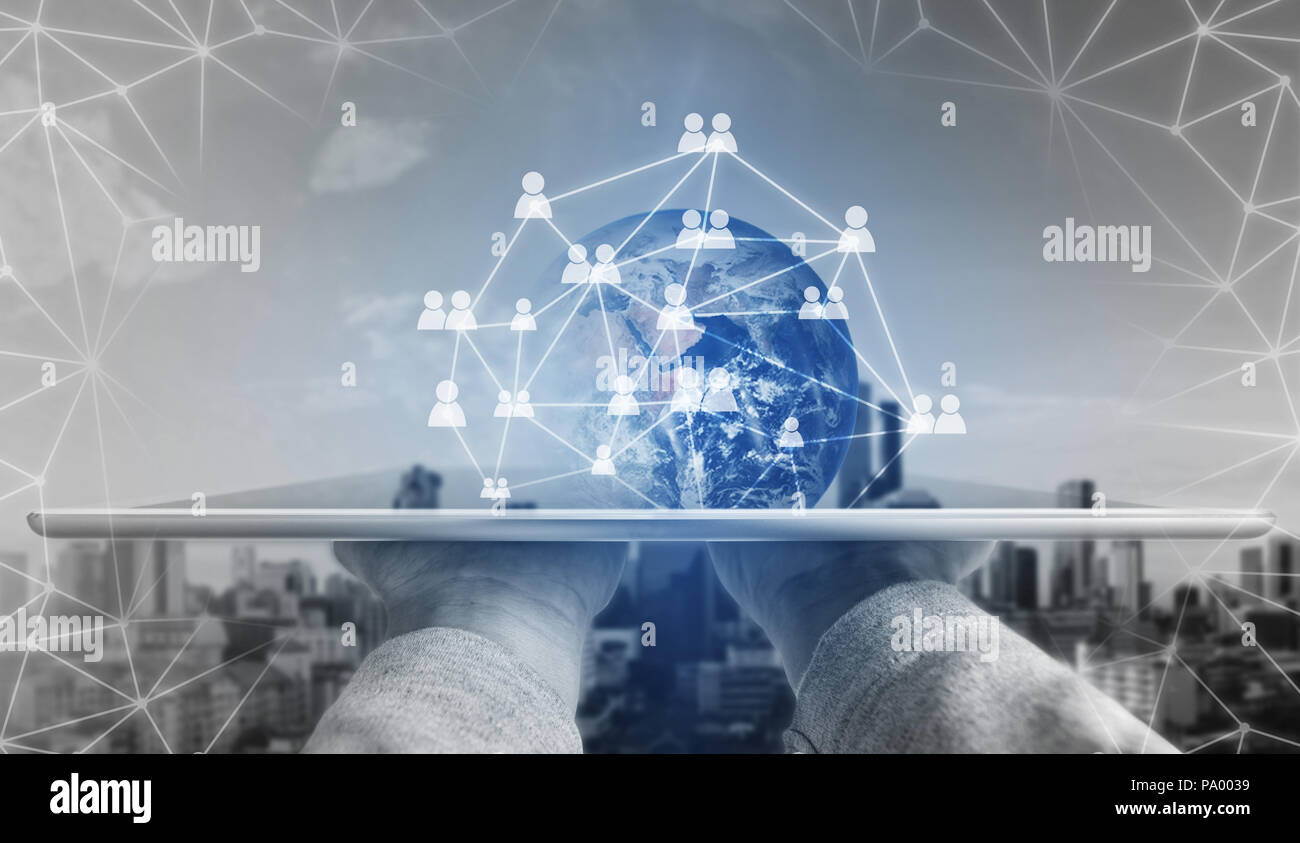 Mano azienda tavoletta digitale e la rete globale di tecnologia di connessione. Elemento di questa immagine sono arredate dalla NASA Foto Stock