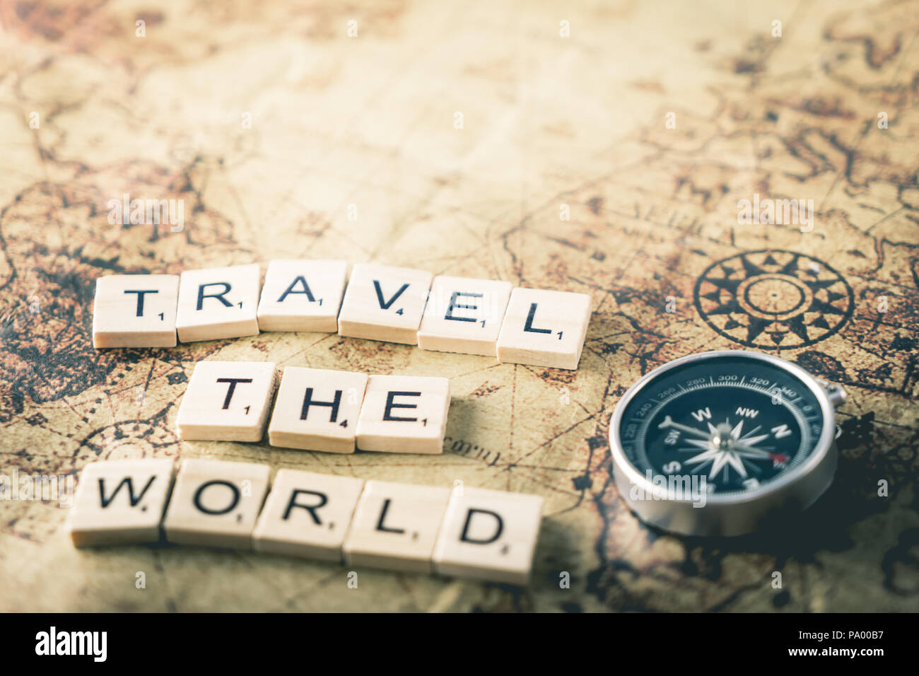 Viaggiare per il mondo del testo in legno con vintage map compass Foto Stock