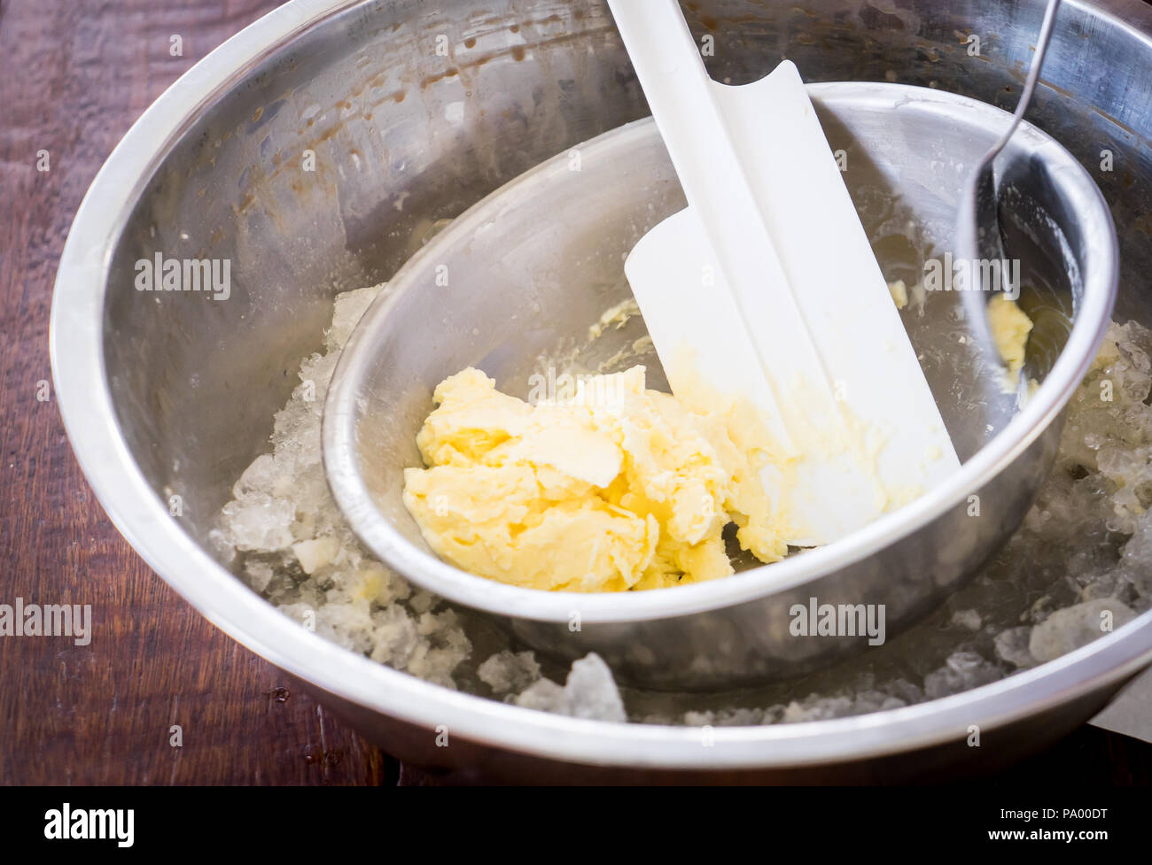 I bambini però rendere gelato fatto in casa con iced bowl. Foto Stock