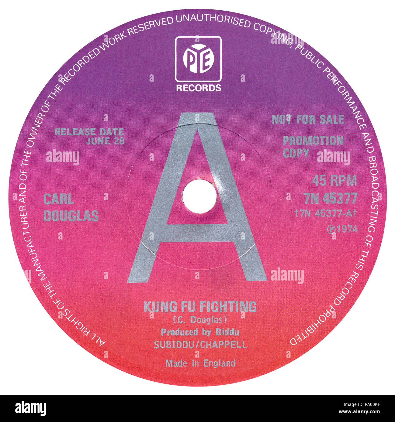 Regno Unito 45 rpm 7 promozionale' singola etichetta di Kung Fu Fighting di Carl Douglas sul Pye etichetta dal 1974. Scritto da Carl Douglas e prodotto da Biddu. Foto Stock