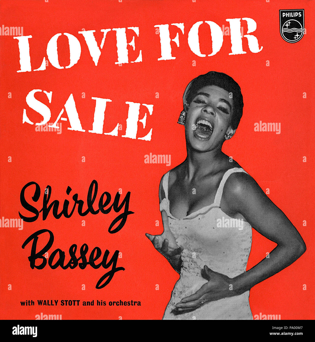 Regno Unito 45 rpm 7' EP di Shirley Bassey intitolato Amore in vendita su Philips etichetta dal 1960. Include i brani pazzo ritmo, di notte e di giorno, la gitana nella mia anima e amore per la vendita. Organizzato da Wally Stott (che più tardi divenne Angela Morley) e prodotto da Johnny Franz. Foto Stock