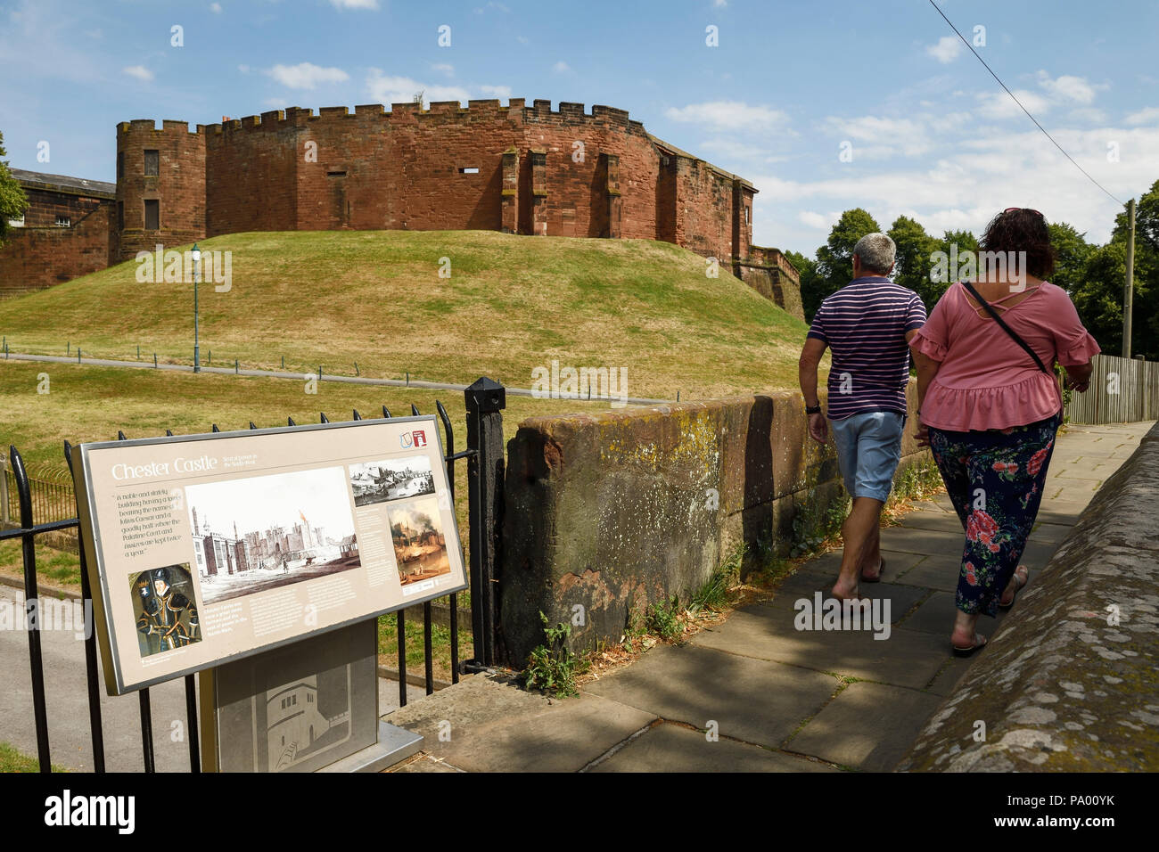 Chester Castle e la gente camminare lungo le mura romane Foto Stock