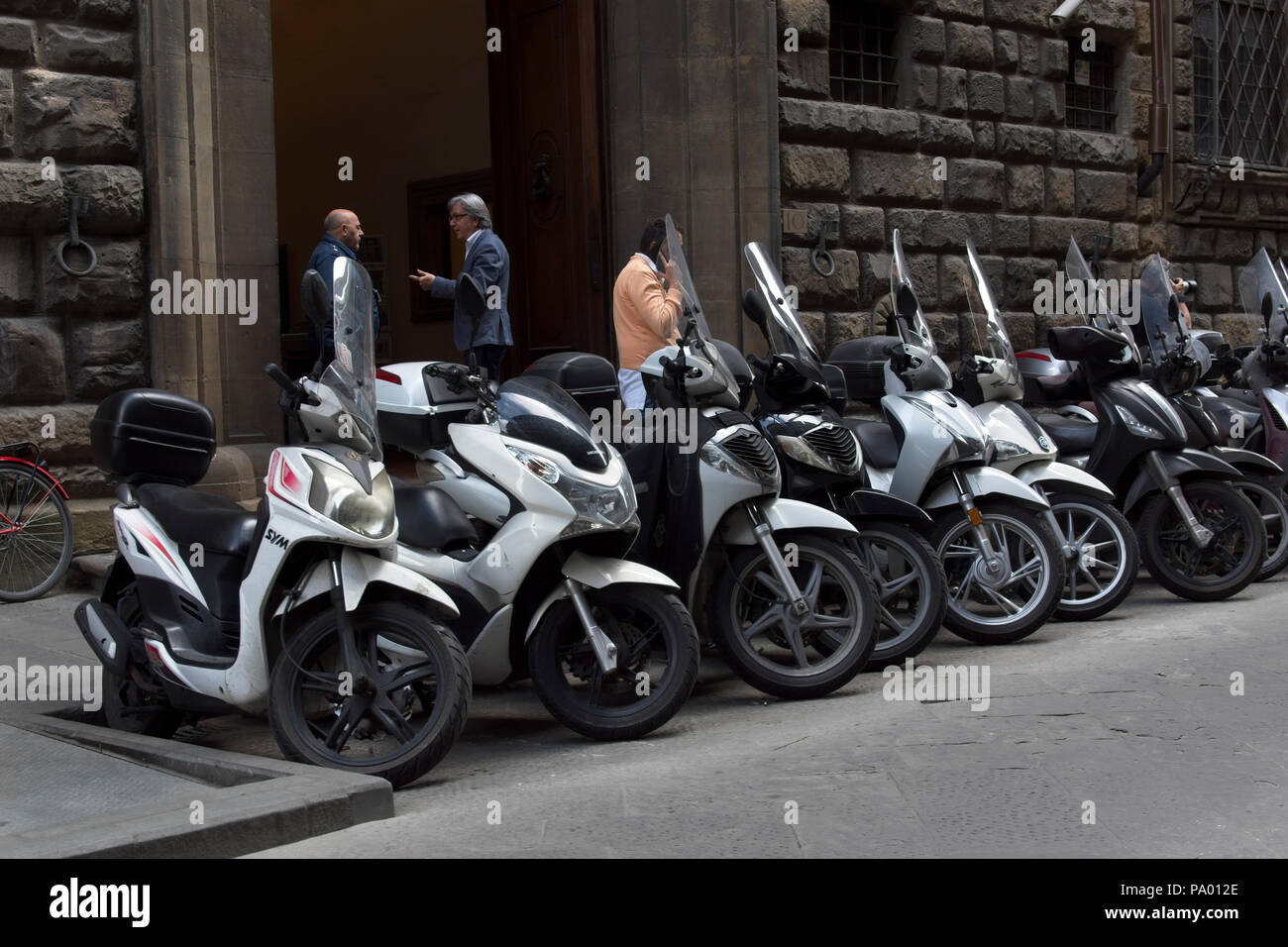 Firenze Street scene cyles motorino parcheggiato Foto Stock