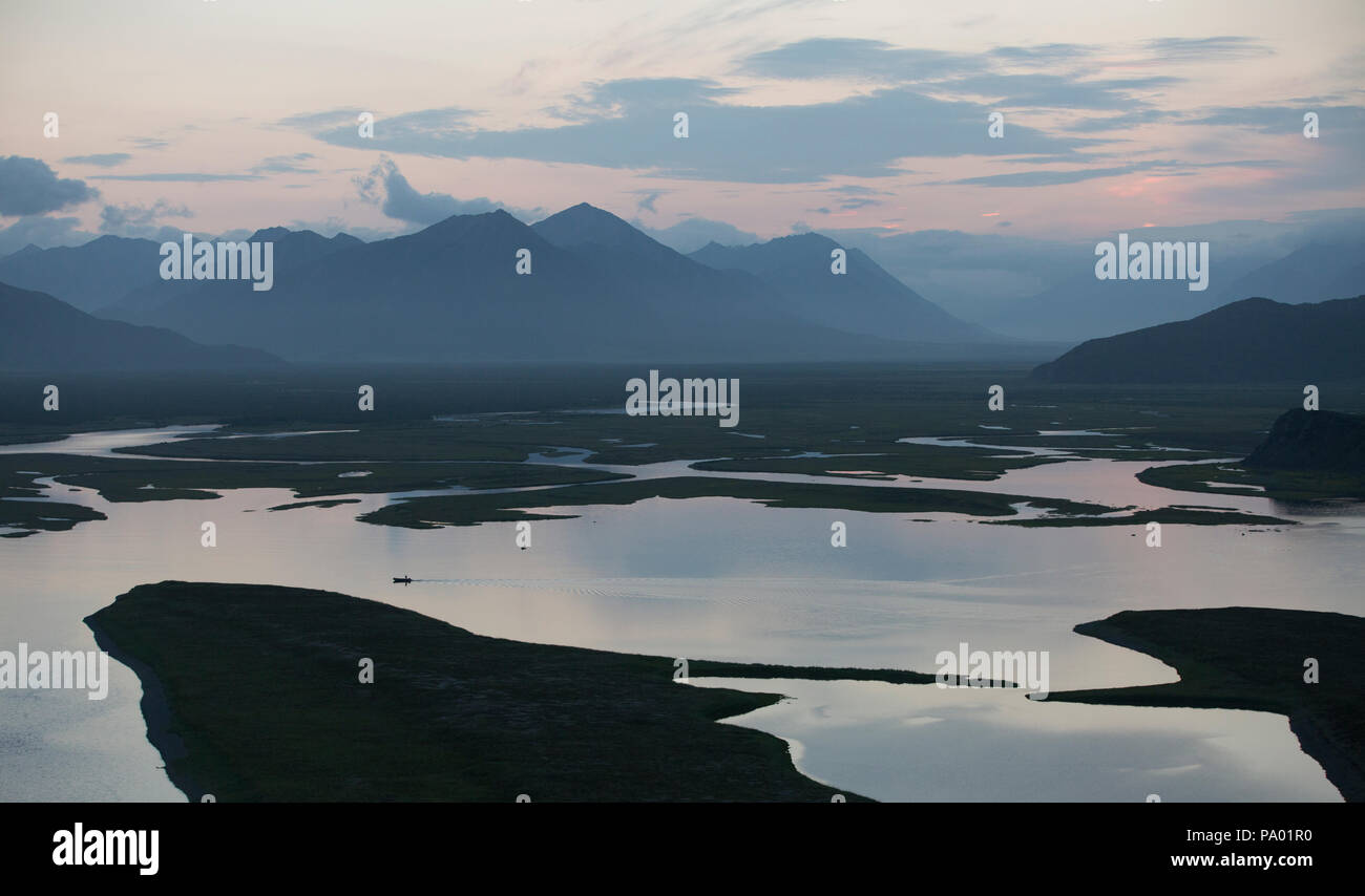 Piccola barca in un paesaggio di grande dell'Estremo Oriente Russo Foto Stock