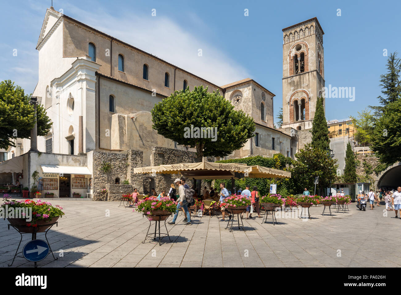 Ravello, Italia - 16 Giugno 2017: Piazza del Duomo e Cattedrale di Santa Maria Assunta a Ravello , Campania, Italia Foto Stock