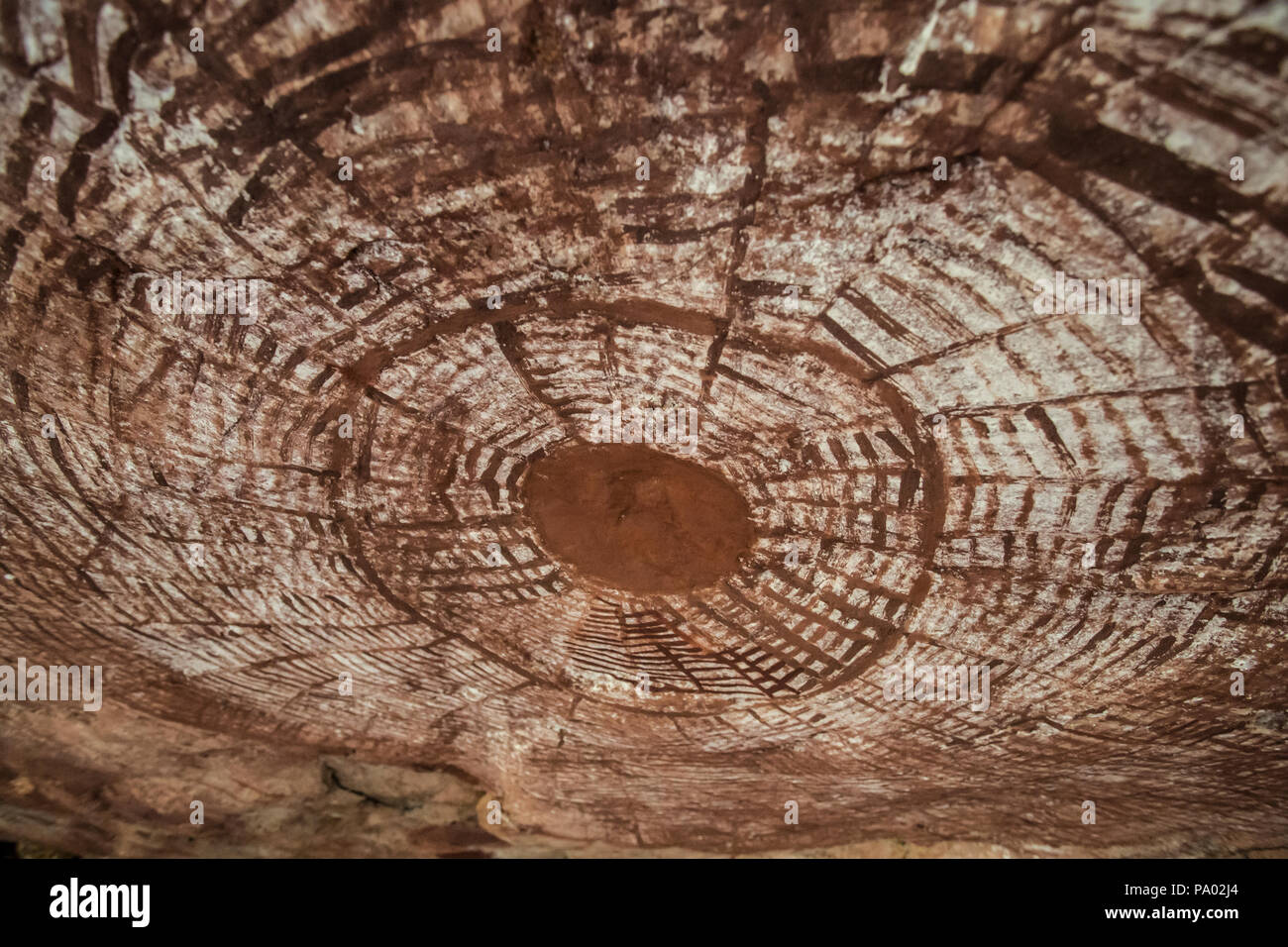 Antica arte rupestre degli Aborigeni 'ciclone' nella Kimberley, Australia Foto Stock
