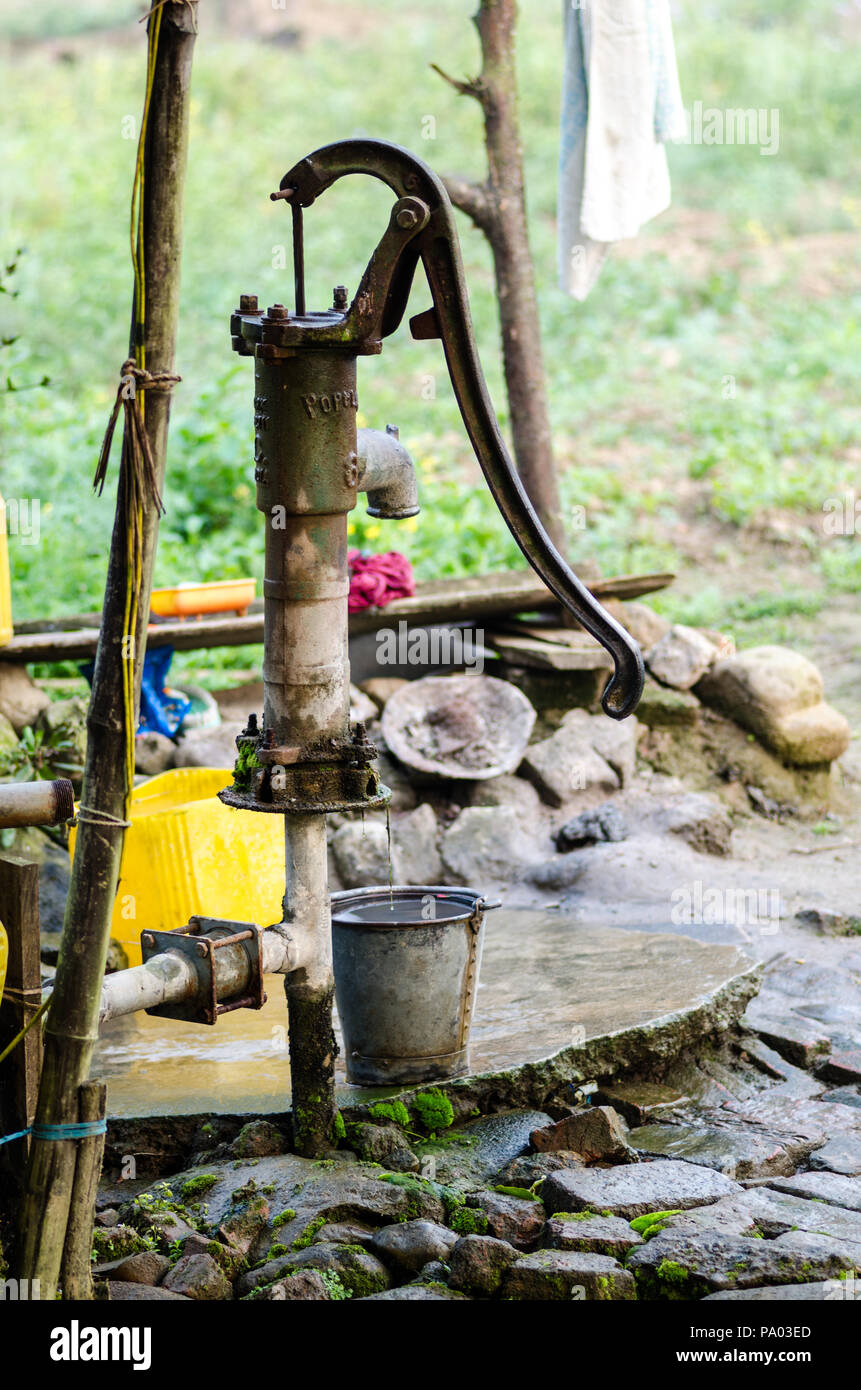 Acqua vecchia pompa a mano in Sauraha, Chitwan il parco nazionale, il Nepal Foto Stock