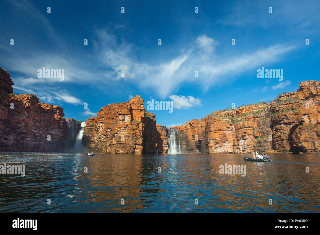 Zodiac con i turisti nella parte anteriore del re George cade, il Kimberley, Australia occidentale Foto Stock