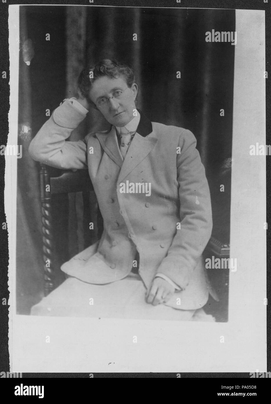 . Dr. Cornelia De Bey, Chicago, Chicago prominente medico; stati C[ommi]ttee sul regime di partito Womans Convenzione di Chicago, Giugno 5, 6, 7. Sommario: ritratto formale di Chicago medico Cornelia De Bey, seduto con il braccio destro in appoggio sulla parte posteriore della sedia puntella testa, indossare gonna e giacca e cravatta e occhiali. - Questa fotografia è stata probabilmente distribuiti in connessione con il giugno 5, 6, e 7, 1916, convenzione di donne votanti organizzato dalla Unione congressuale a Chicago's Blackstone Teatro ai fini della formazione di una donna nazionale del Partito il cui fine era quello di rimanere indipendenti Foto Stock