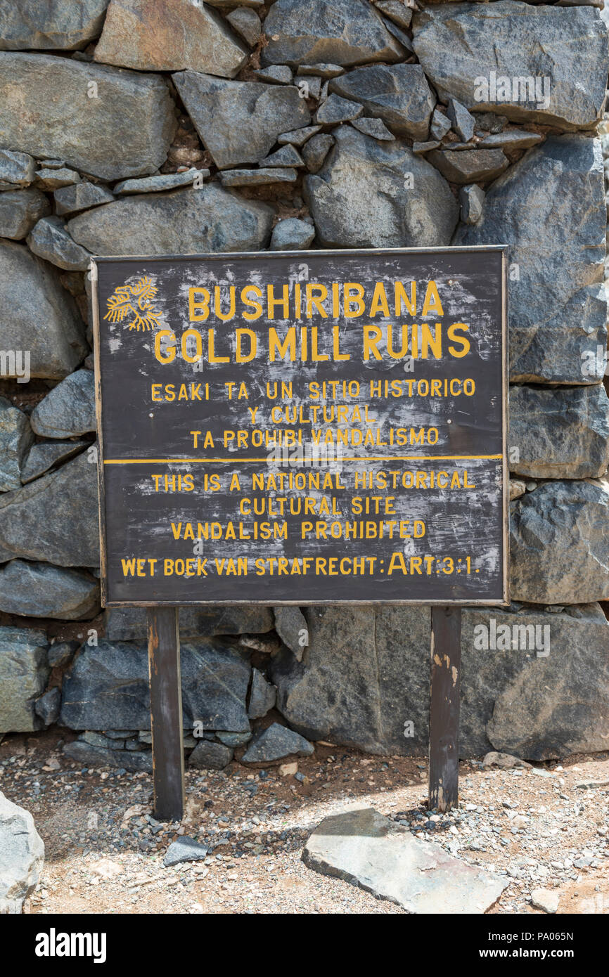 Segno presso Bushiribana Gold Mine - una nazionale storico sito culturale, Aruba, dei Caraibi Foto Stock