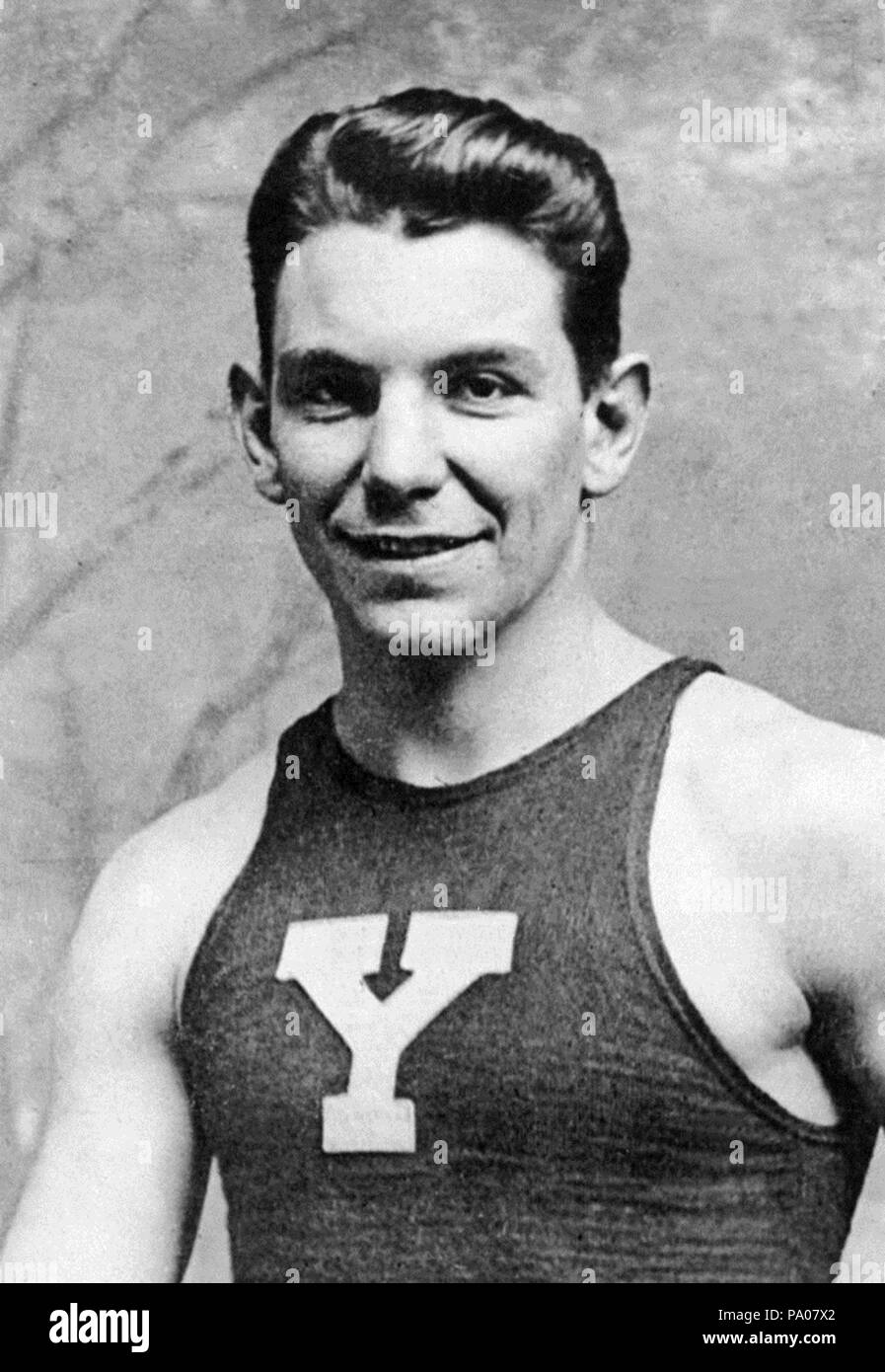 . Ritratto del pugile americano Eddie Eagan (1897-1967) intorno al 1920. Eddie Eagan tenere un posto speciale nella storia delle Olimpiadi. Egli è infatti il solo atleta ad aver vinto una medaglia di oro sia in estate che in inverno giochi, come membro del Bob Four-Person Team. circa 1920 605 Eddie Eagan c1920 Foto Stock