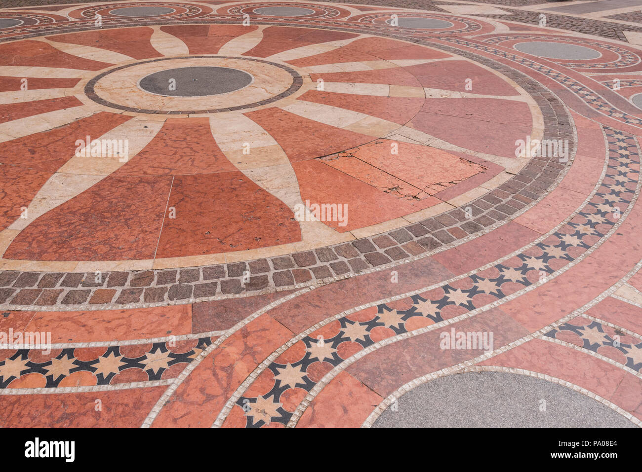 Ornato di piastrelle a mosaico lavoro davanti a St. Stephens Basilica, Budapest, Ungheria Foto Stock