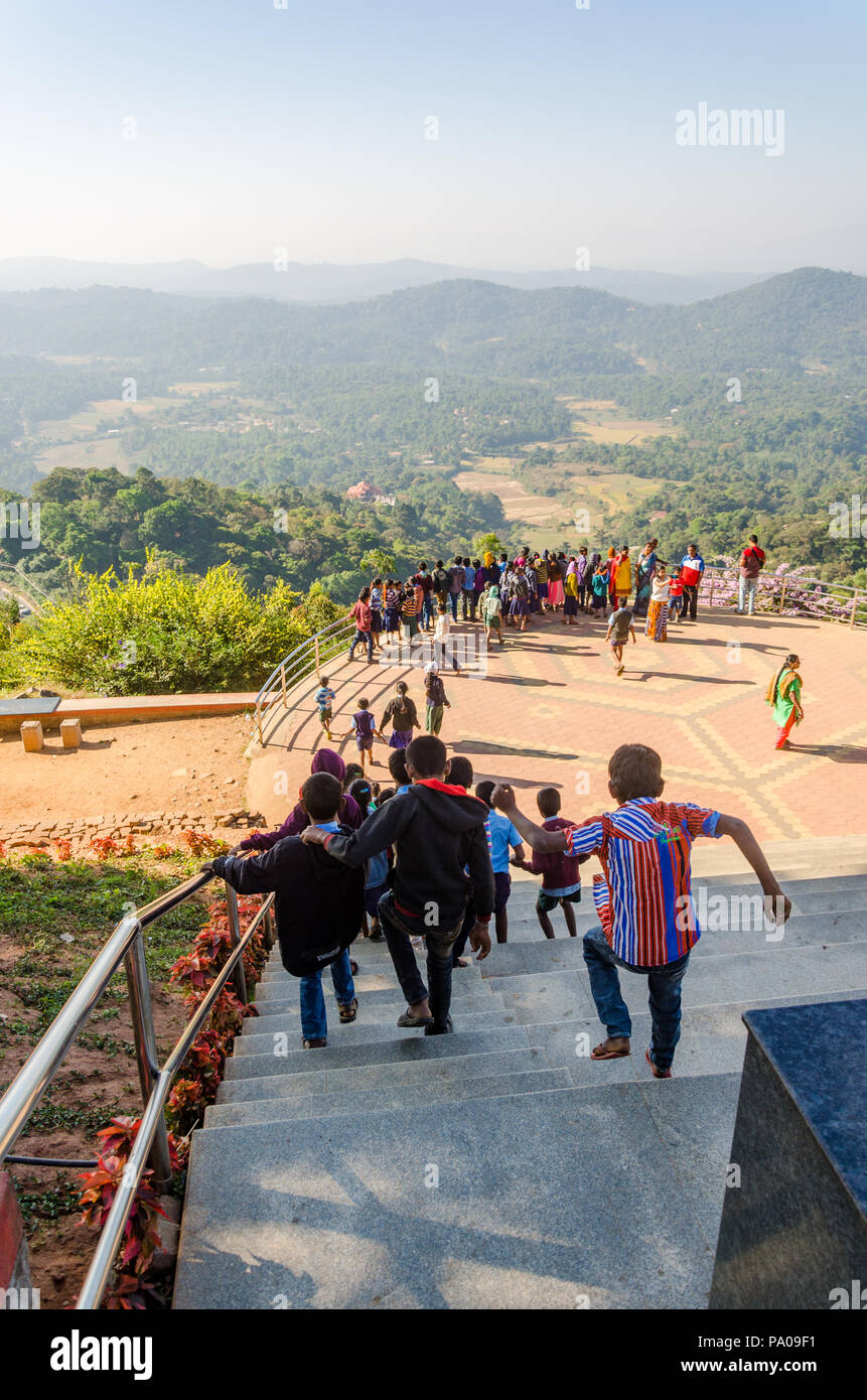 La scuola dei bambini correre verso di Raja sedile in Viewpoint Madikeri del distretto di Coorg, Karnataka, India. Foto Stock