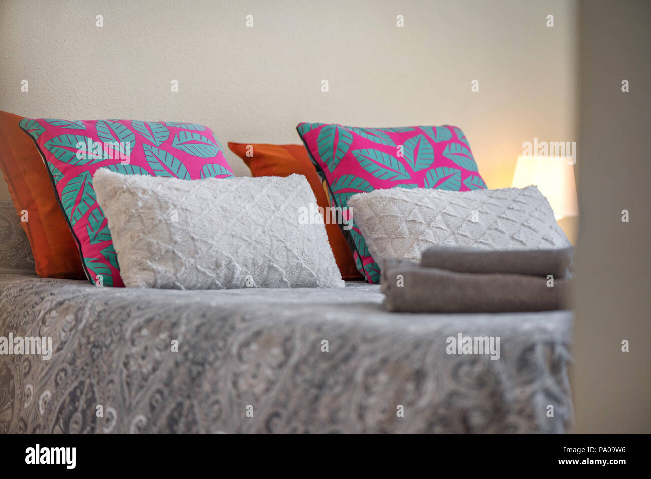 Un letto matrimoniale king size preparato per una coppia di novelli sposi  con asciugamani freschi e lenzuola Foto stock - Alamy