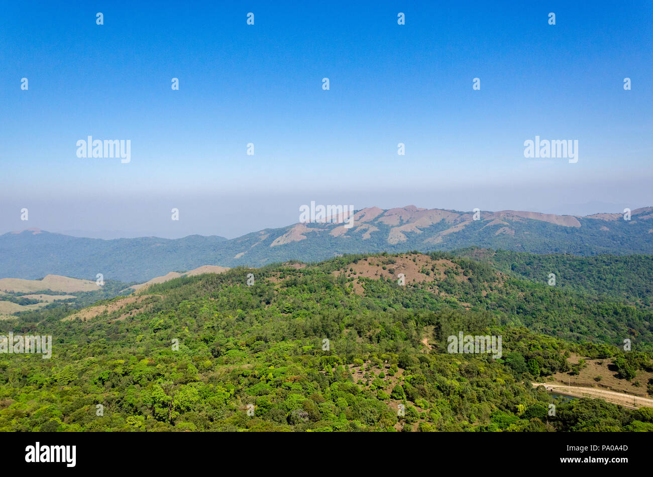 Bella vista dalla collina Brahmagiri situato proprio accanto al tempio Talakaveri Kodagu nel distretto di Coorg, Karnataka, India Foto Stock