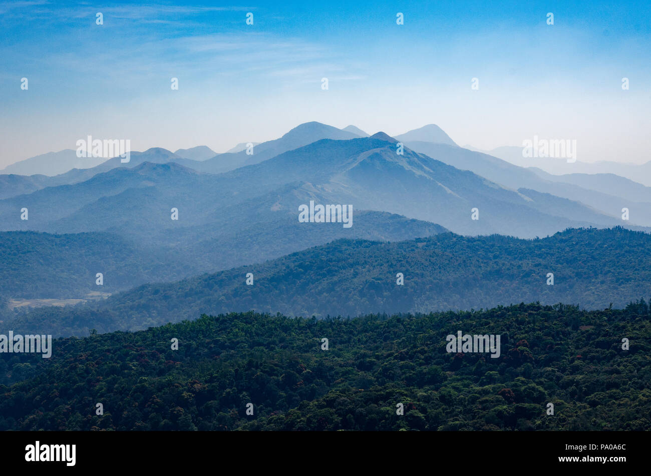 Magnifica vista sul paesaggio montano di i Ghati Occidentali dalla collina Brahmagiri situato proprio accanto al tempio Talakaveri in Kodagu, Karnataka, India Foto Stock