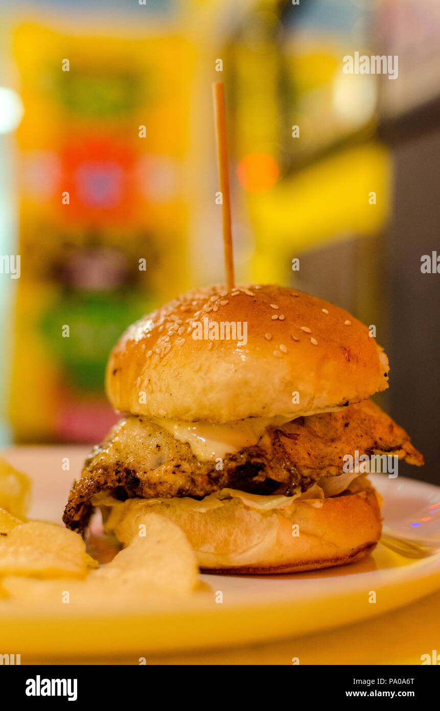 Arrosto di hamburger di pollo servito con patate fritte. Foto Stock