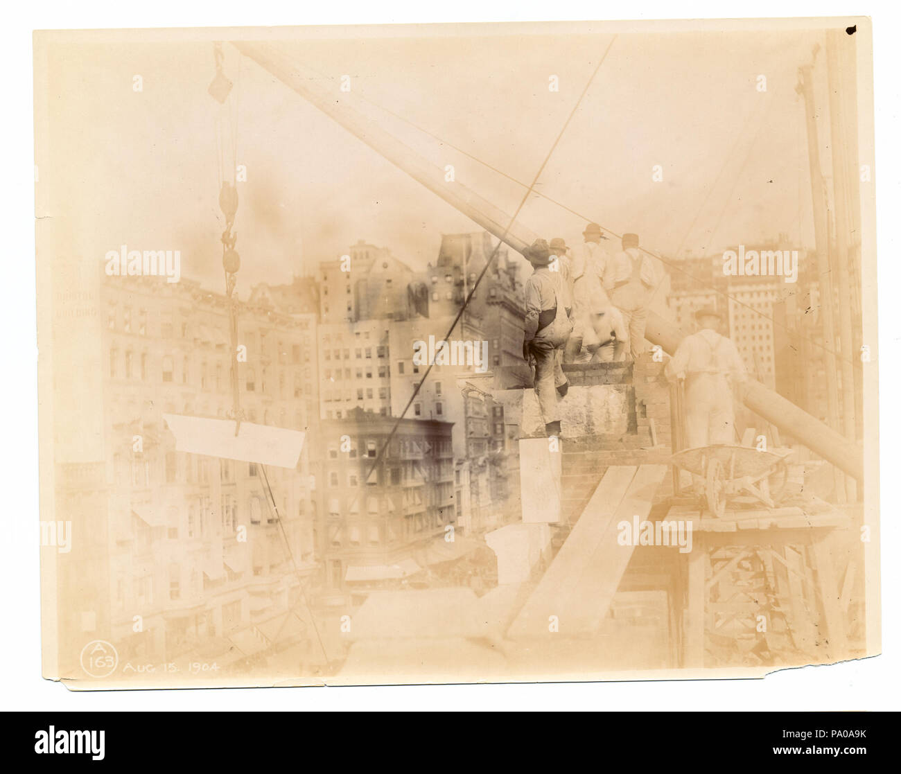 633 esterno opera in marmo - sei uomini al lavoro sulla sommità dell'edificio (NYPL b11524053-489469) Foto Stock