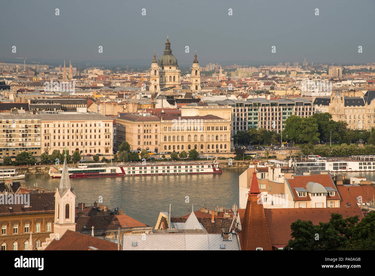 La Basilica di Santo Stefano e il fiume Danubio, Budapest, Ungheria Foto Stock