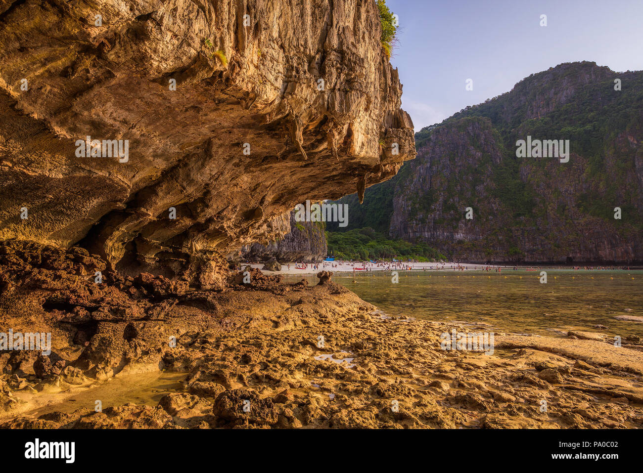 Maya Beach con molti turisti su Koh Phi Phi island in Thailandia Foto Stock