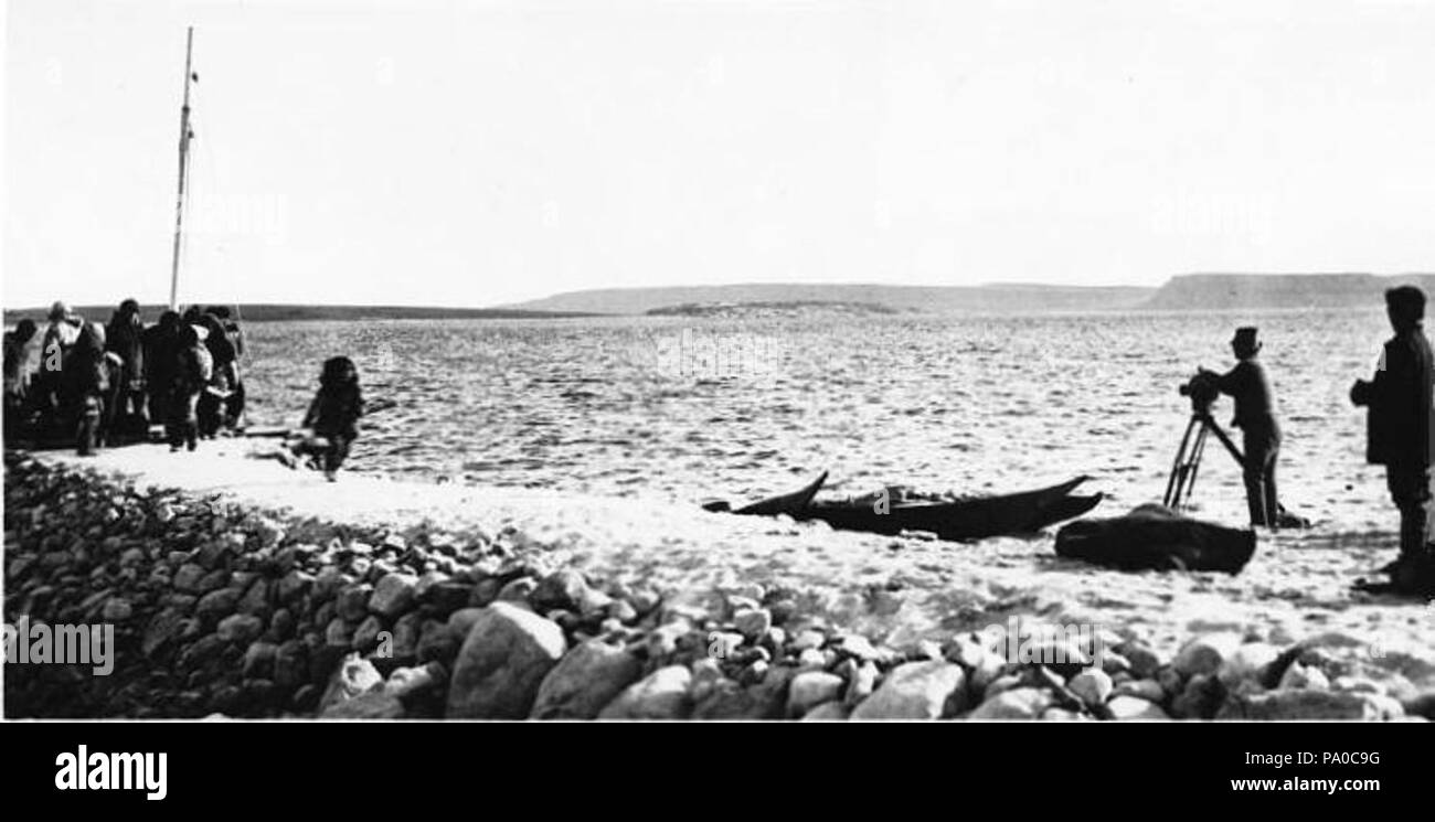 . Inglese: fotografia, R. J. Flaherty prendendo un filmato, Port Harrison, QC, 1920-21, Samuel Herbert Coward, sali di argento su carta applicata su carta - Gelatina processo Silver - 5 x 11 cm Français : Photographie, R. J. Flaherty réalisant film delle Nazioni unite, Porta Harrison, QC, 1920-1921, Samuel Herbert vigliacco Sels d'argent sur papier monté sur papier - Gélatine argentique - 5 x 11 cm . tra il 1920 e il 1921 654 Flaherty Port Harrison 1920 Foto Stock