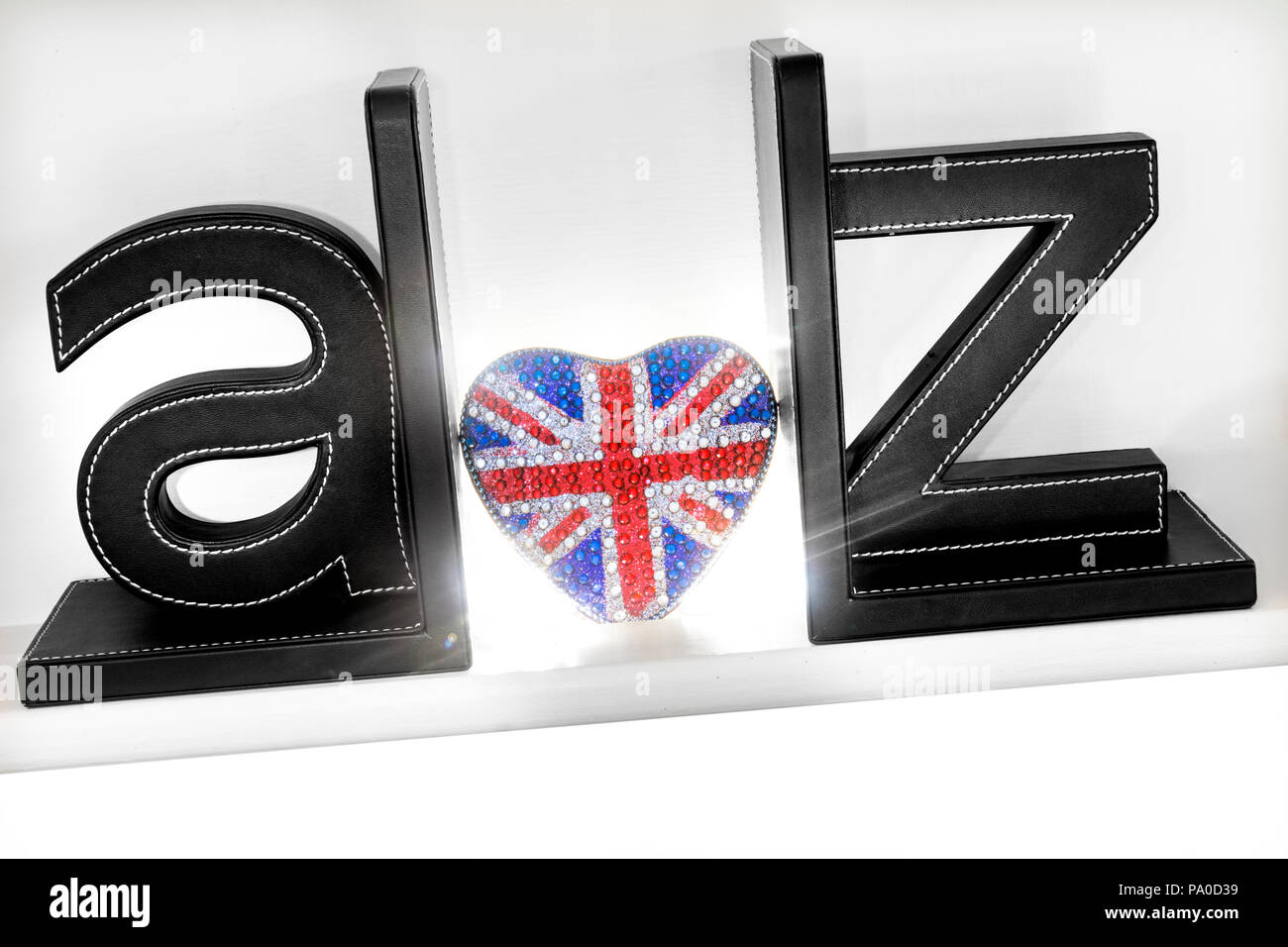 Concetto A-Z tridimensionali di lettere con cuore brillante forma Union Jack Flag motif di risplendere in amore UK Travel Brexit Guida dalla A alla Z Gran Bretagna unione Foto Stock