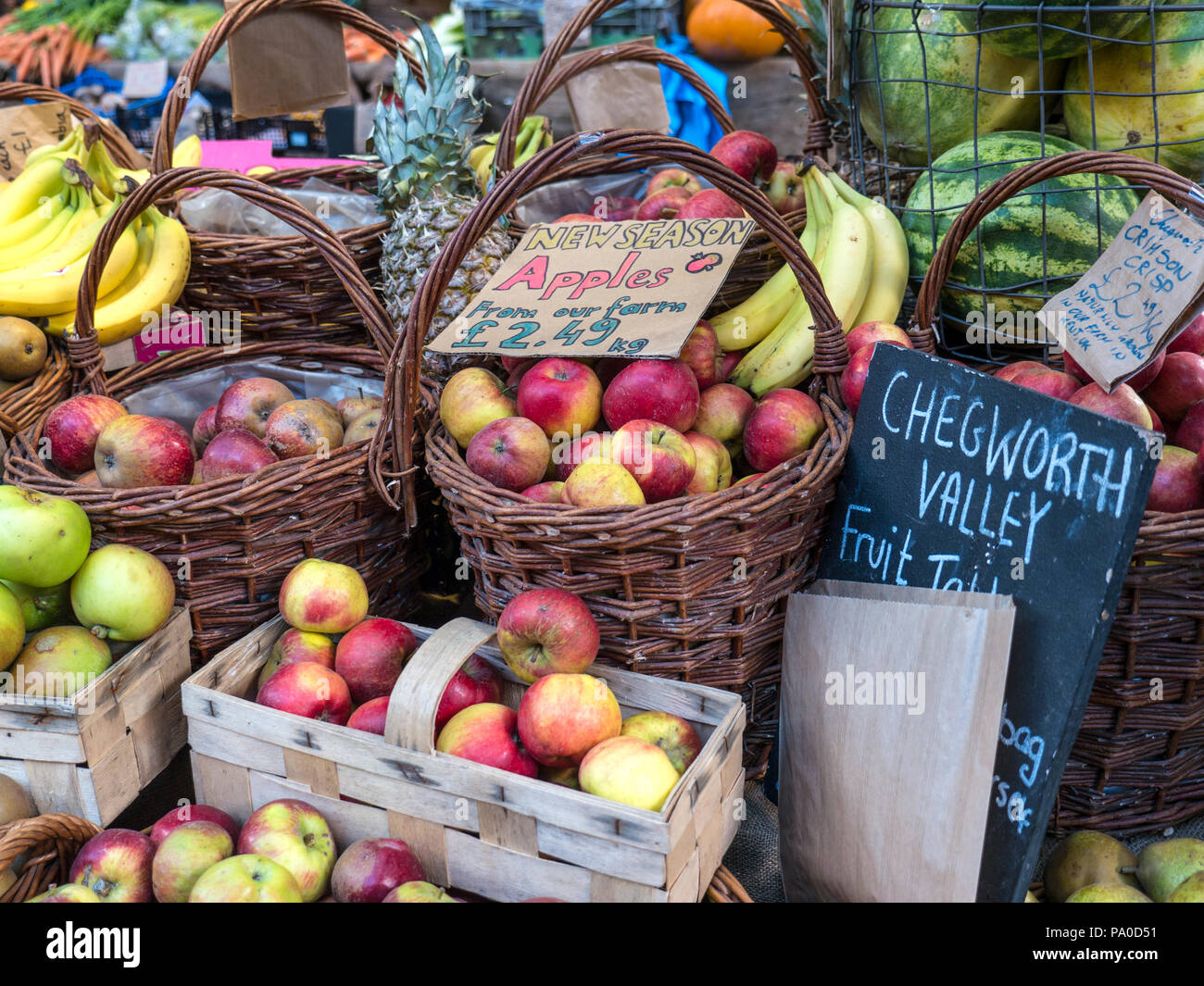 Borough Market inglese mele frutta Chegworth stallo Valley a conduzione familiare frutticolo lato selezionato nuova frutta di stagione Southwark London REGNO UNITO Foto Stock